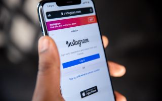 91色短视频精选区封面，竖屏手机界面展示多条短视频缩略图排列